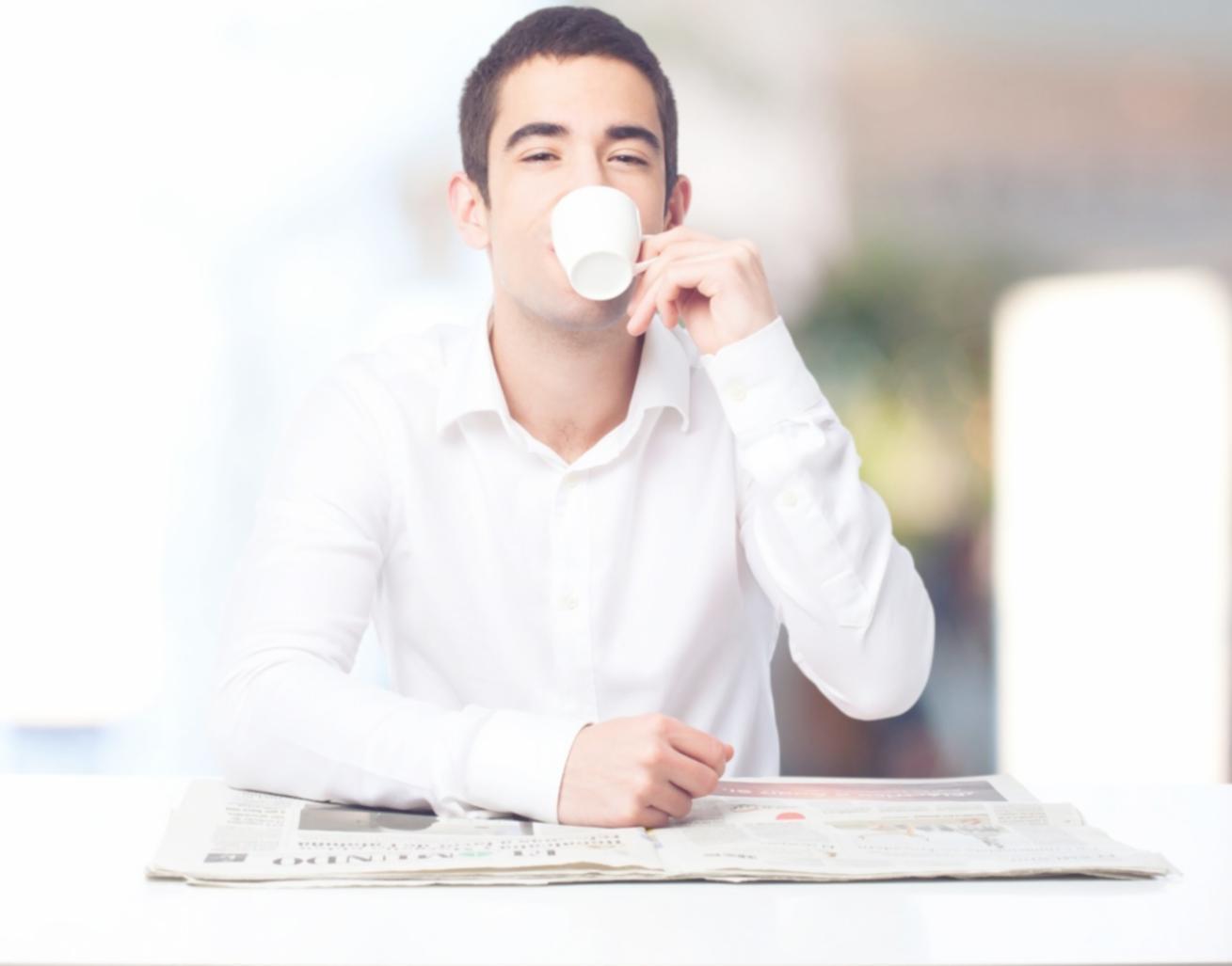 Estudiante trabajando en análisis financiero innovador